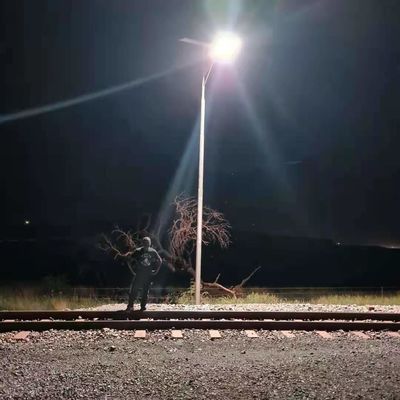 1本の14000lm 30W 80W LEDの太陽動力を与えられた街灯18Vの棒のすべて取付けるため